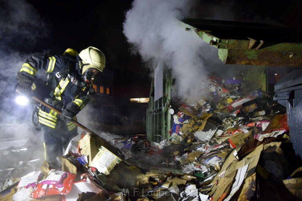 Feuer Papp Presscontainer Koeln Hoehenberg Bochumerstr P350.JPG - Miklos Laubert